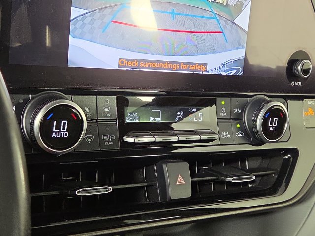 Used 2024 Toyota Highlander XLE AWD/4WD image 21