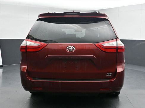 Used 2018 Toyota Sienna XLE image 8