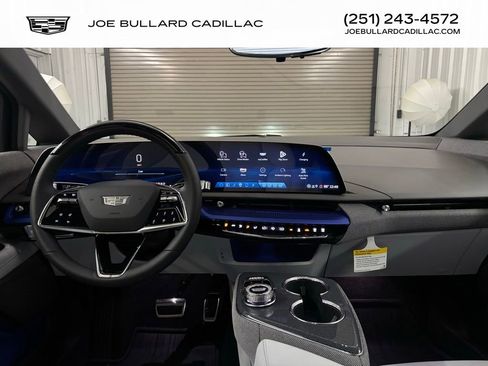 New 2025 Cadillac Optiq Luxury 1 image 31