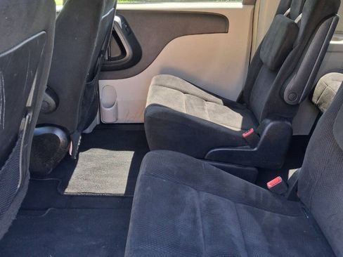 Used 2015 Chrysler Town & Country Touring FWD image 15