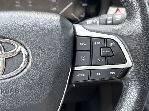Used 2022 Toyota Sienna XLE image 24