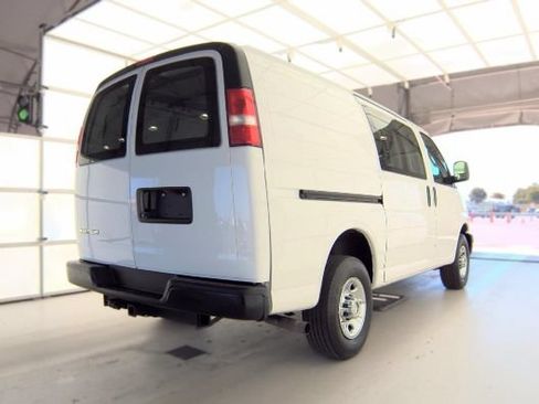 Used 2019 Chevrolet Express 3500 w/ Driver Convenience Package RWD image 5