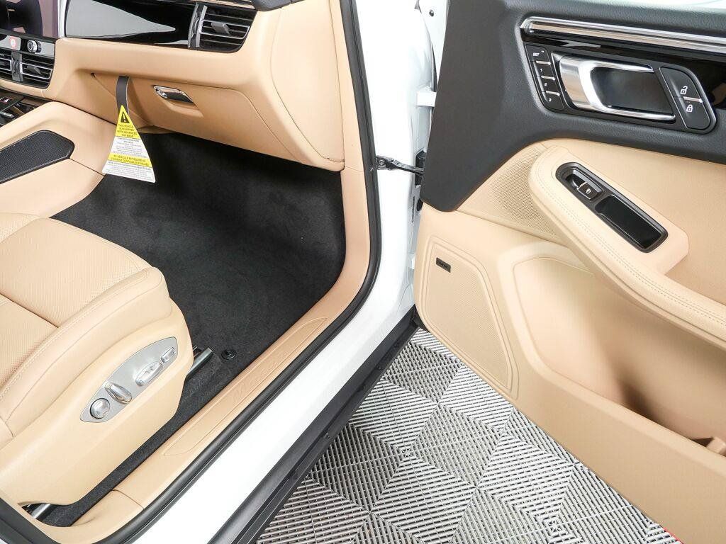 Certified 2026 Porsche Macan AWD/4WD image 26