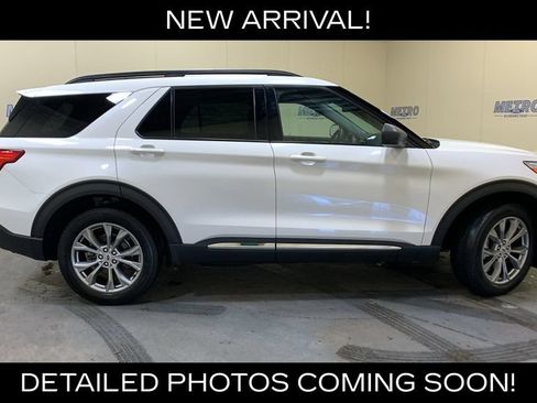 Used 2022 Ford Explorer XLT w/ Equipment Group 202A AWD/4WD image 2