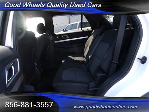 Used 2017 Ford Explorer XLT image 19