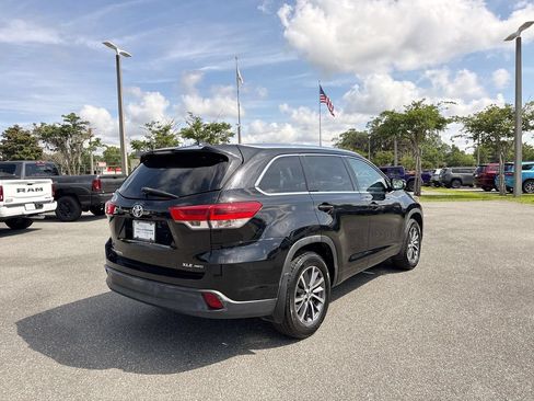 Used 2017 Toyota Highlander XLE AWD/4WD image 3