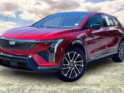 Certified 2025 Cadillac Optiq Sport 2 w/ LPO, Floor Liner Package AWD/4WD image 3