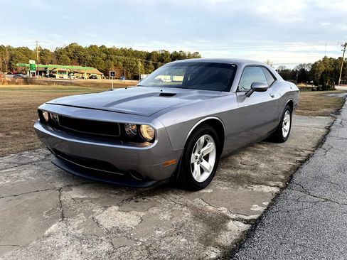 Used 2014 Dodge Challenger SXT image 1