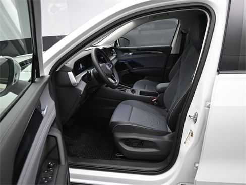 New 2026 Volkswagen Tiguan SE image 9