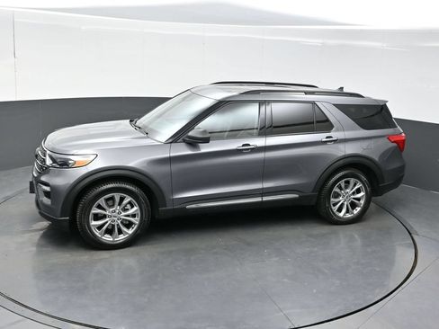 Used 2022 Ford Explorer XLT w/ Equipment Group 202A AWD/4WD image 30