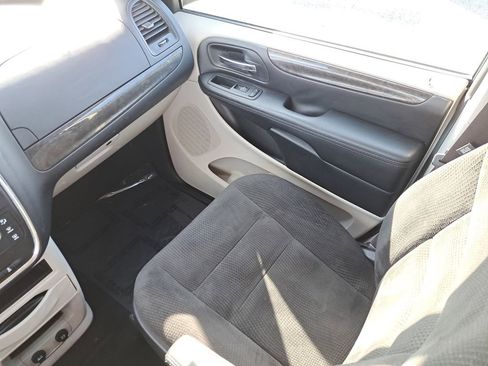 Used 2019 Dodge Grand Caravan SE w/ UConnect Hands-Free Group image 12