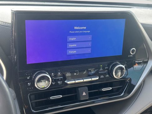 Used 2023 Toyota Highlander Limited FWD image 12