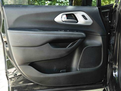 Used 2021 Chrysler Pacifica Touring-L w/ Uconnect Theater Family Group FWD image 35