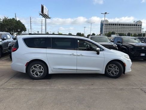 Used 2023 Chrysler Pacifica Limited FWD image 4