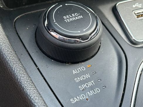 Used 2019 Jeep Cherokee Latitude Plus w/ Comfort/Convenience Group AWD/4WD image 16