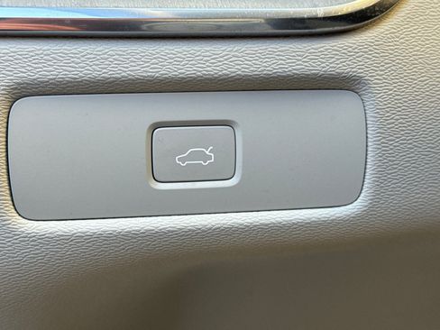 Used 2023 Volvo XC60 B5 Ultimate image 32