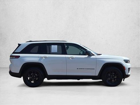 Used 2024 Jeep Grand Cherokee Altitude AWD/4WD image 4