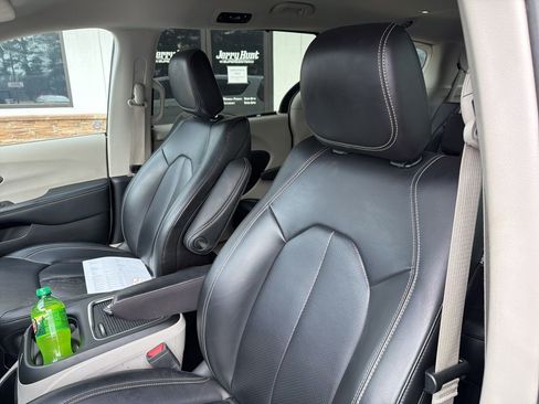 Used 2023 Chrysler Pacifica Touring-L image 2