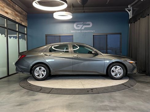 Used 2025 Hyundai Elantra SE image 2