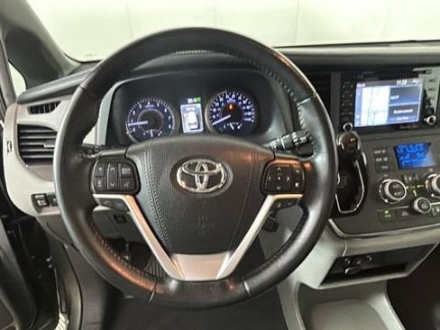Used 2019 Toyota Sienna XLE FWD image 14