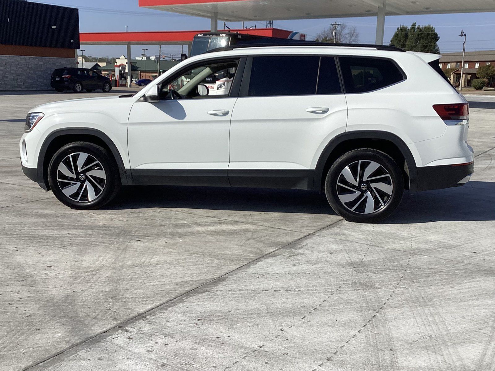 Used 2024 Volkswagen Atlas SE AWD/4WD image 7