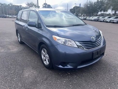 Used 2015 Toyota Sienna LE image 3