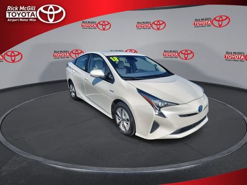 Used 2018 Toyota Prius Four FWD image 2