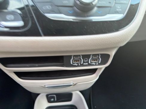 Used 2024 Chrysler Pacifica Limited FWD image 28