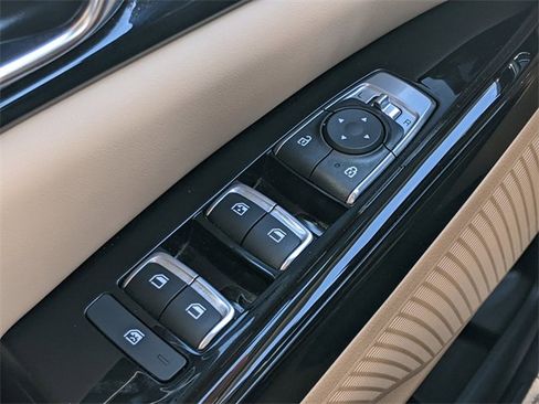 Used 2024 Kia Carnival EX image 19