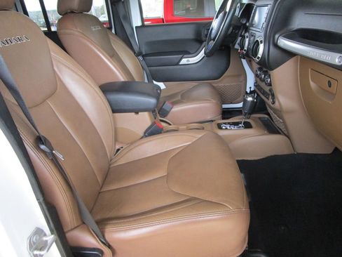 Used 2017 Jeep Wrangler Unlimited Sahara w/ Connectivity Group image 26