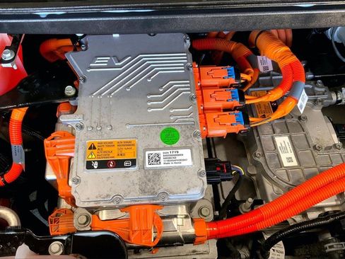 Used 2019 Chevrolet Bolt Premier w/ Infotainment Package image 32