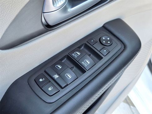 Used 2024 Chrysler Pacifica Touring-L image 12