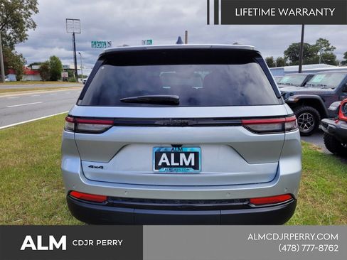 New 2025 Jeep Grand Cherokee Laredo image 11