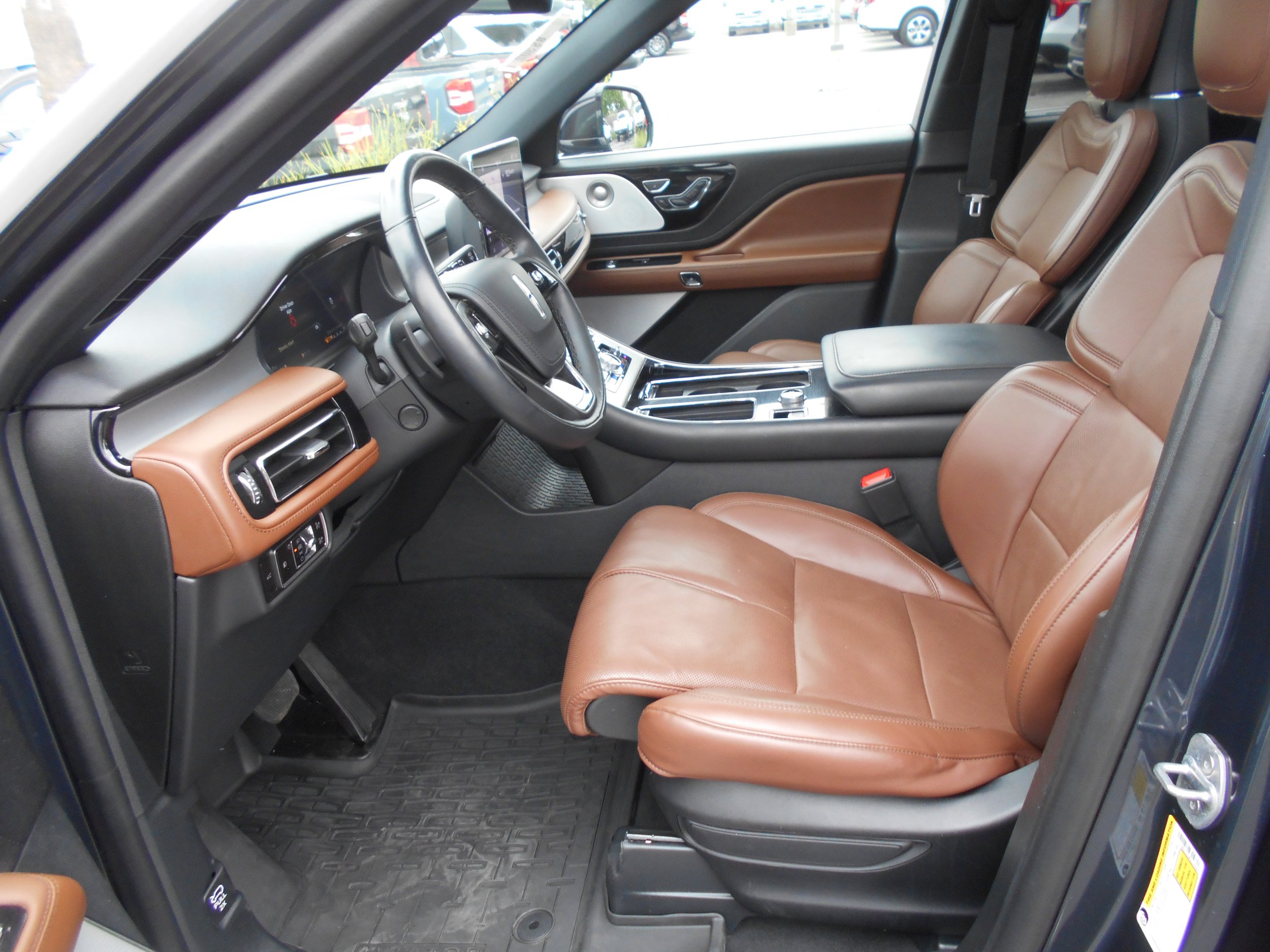 Used 2023 Lincoln Aviator Reserve w/ Equipment Group 201A AWD/4WD image 6