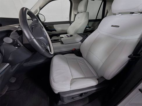 Used 2025 Ford Expedition Platinum AWD/4WD image 2
