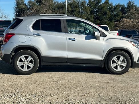 Used 2020 Chevrolet Trax LT w/ LT Convenience Package image 9