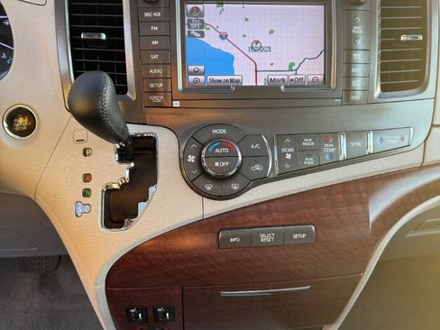 Used 2013 Toyota Sienna AWD image 17