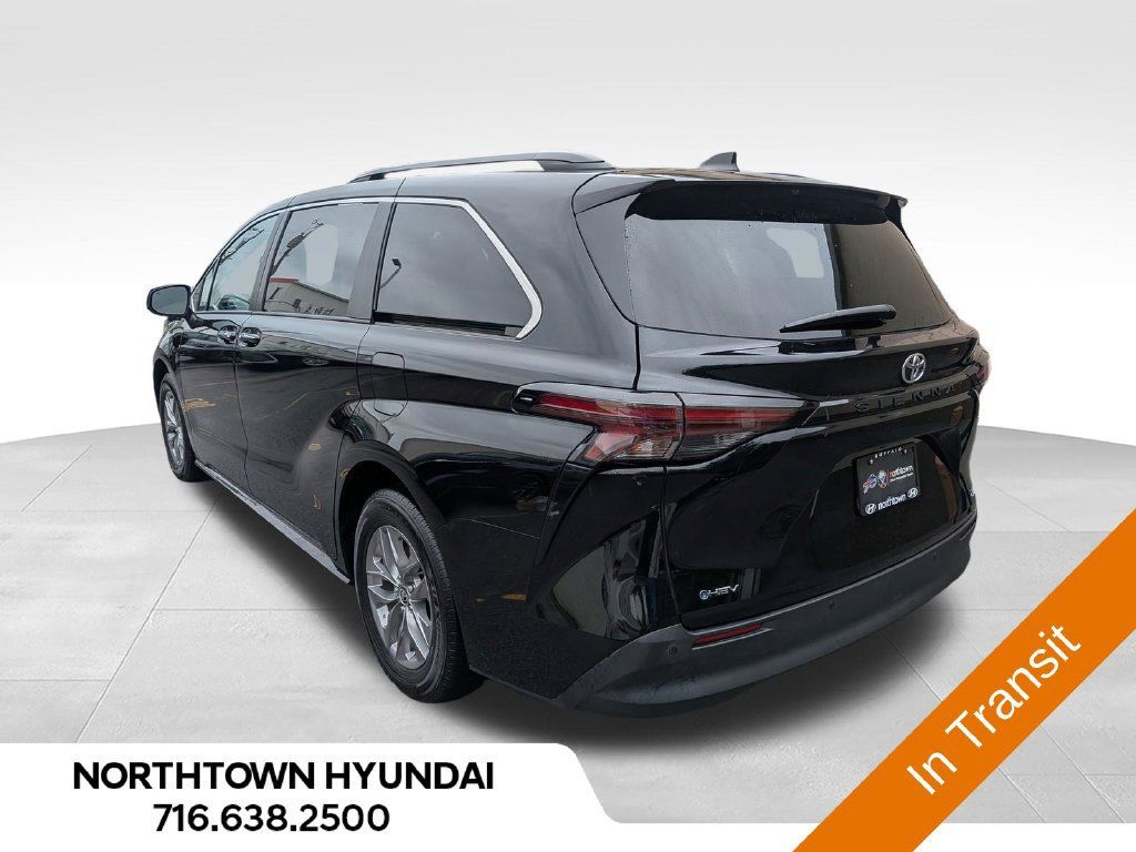 Used 2026 Toyota Sienna XLE FWD image 4