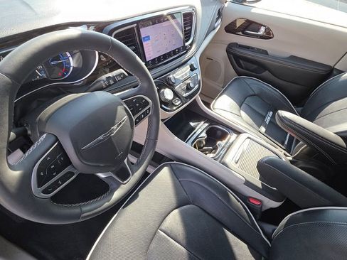 Used 2022 Chrysler Pacifica Limited image 12