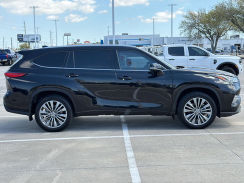 Used 2022 Toyota Highlander Platinum image 8