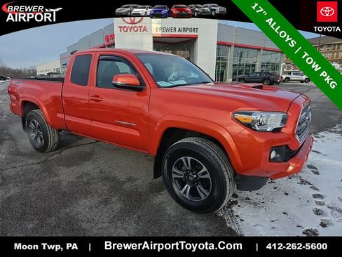Used 2017 Toyota Tacoma TRD Sport image 1