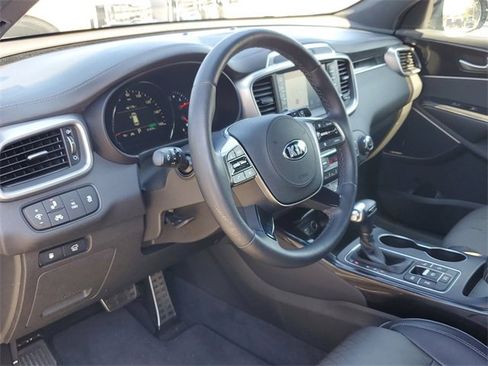 Used 2019 Kia Sorento SX image 18