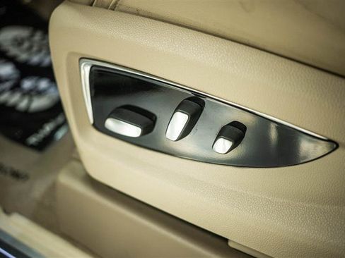 Used 2018 Cadillac Escalade Premium Luxury AWD/4WD image 17