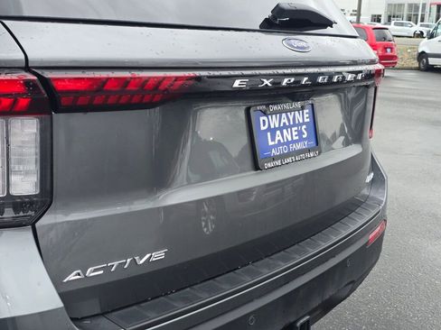 Used 2025 Ford Explorer Active AWD/4WD image 11