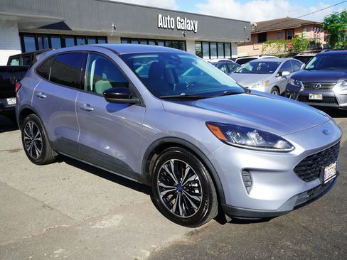 Used 2022 Ford Escape SE w/ SE Sport Appearance Package image 3