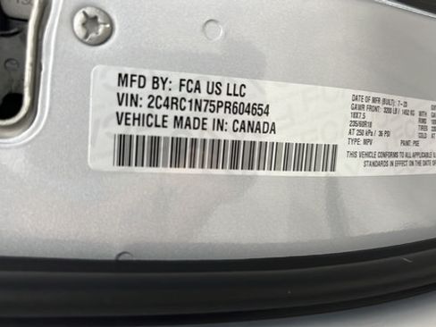 Used 2023 Chrysler Pacifica Pinnacle FWD image 28