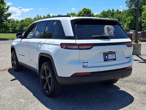 Used 2023 Jeep Grand Cherokee Limited w/ Black Appearance Package AWD/4WD image 9