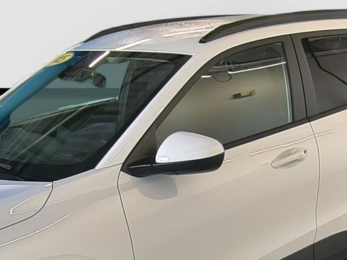 Used 2025 Chevrolet Trax LT w/ Driver Confidence Package image 8