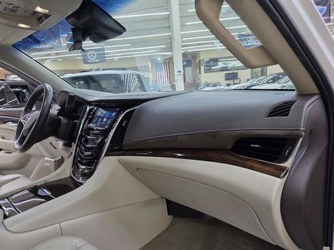 Used 2017 Cadillac Escalade Premium Luxury AWD/4WD image 23