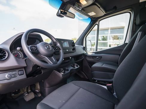 Used 2023 Mercedes-Benz Sprinter 2500 image 4